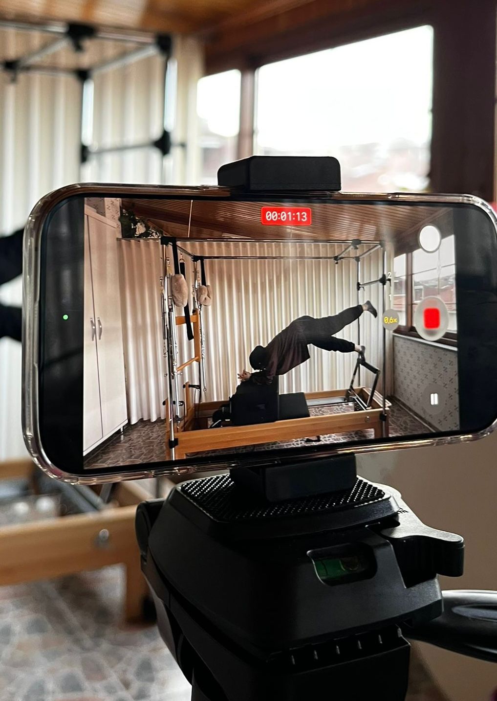 Zehra Bulut - Deneyimli pilates eğitmeni portresi, profesyonel profil fotoğrafı