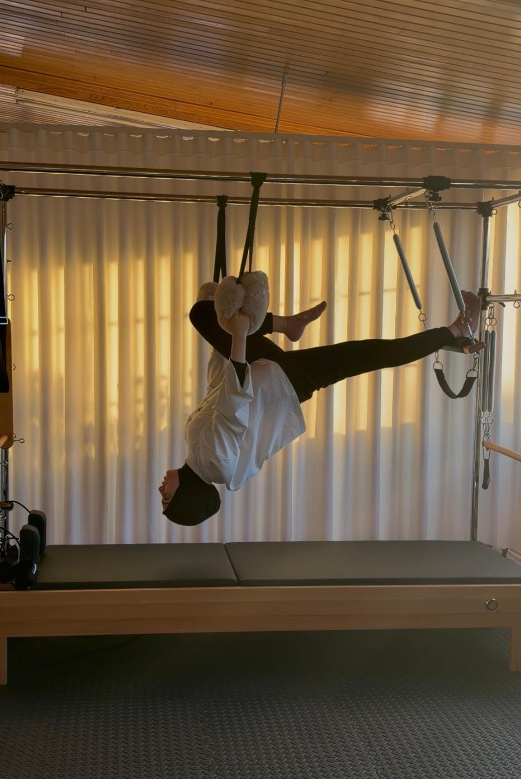 Zehra Bulut Cadillac Pilates ekipmanında kontrollü ters asılış hareketi yaparken